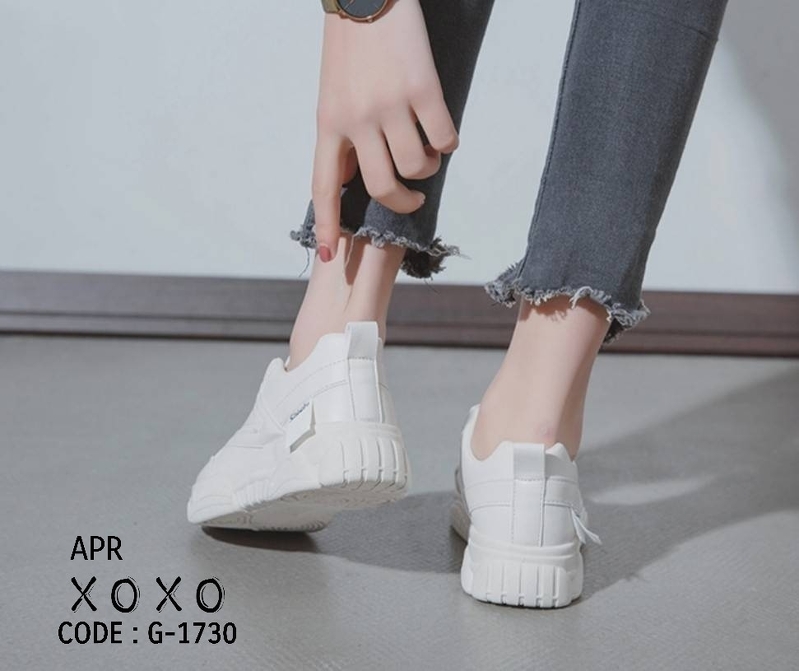 รองเท้าผ้าใบทรงสปอร์ตแต่งแถบป้าย (สีครีม)