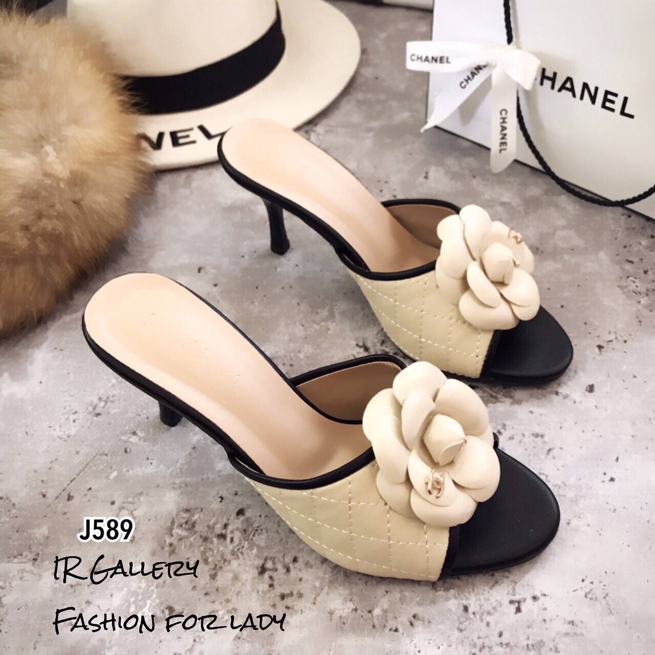 รองเท้าเปิดส้นแต่งดอกคามิเลีย (สีครีม)