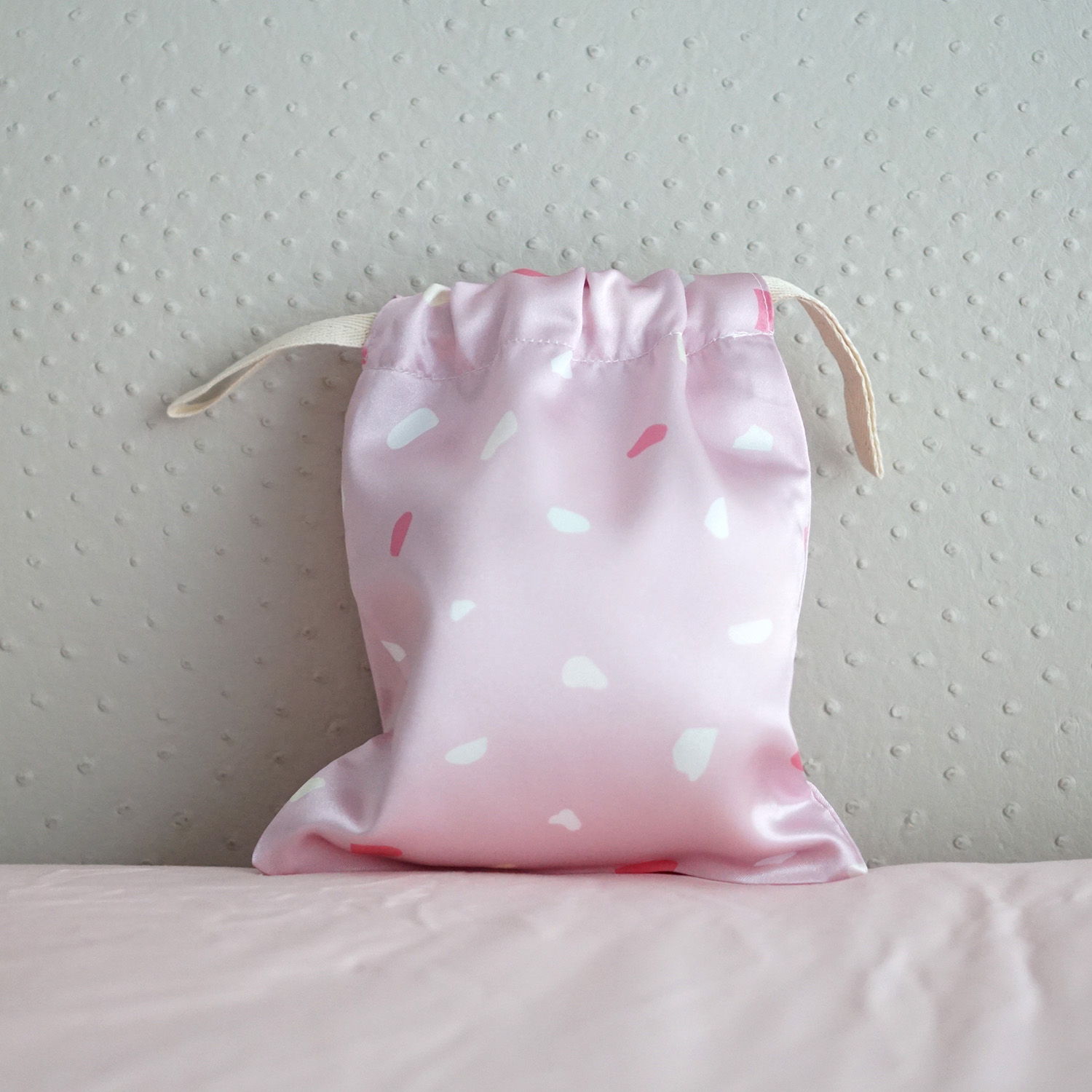 ถุงผ้าซาติน ลาย Terrazzo - Pink