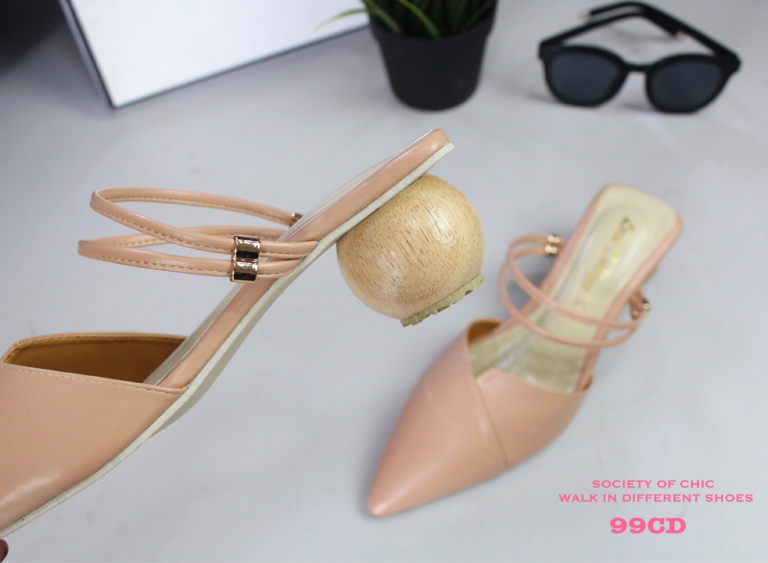 รองเท้าคัทชูส้นเตี้ยแต่งสายรัดส้น (สีเทา)