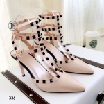 รองเท้า Style Valentino หมุดดำ (สีครีม)