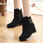 รองเท้าผ้าใบส้นเตารีดแต่งหมุด