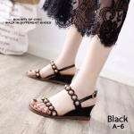 รองเท้าส้นเตารีดแต่งหมุดกลม (สีดำ)