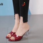 รองเท้าส้นแก้วทรงเปิดส้นหนังเงา (สีแดง)