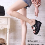 รองเท้าลำลองส้นเตารีดปักลาย (สีดำ)