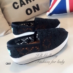 รองเท้าผ้าใบเสริมส้นลายลูกไม้ (สีดำ)