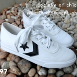 รองเท้าผ้าใบสไตล์คอนเวิร์สลายดาว (สีขาว)