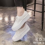 รองเท้าผ้าใบส้นหนาสีขาวล้วน