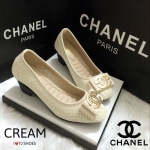 พร้อมส่ง : รองเท้าคัชชูแต่งโลโก้ (สีครีม)