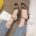 รองเท้าส้นสูงชามัวร์ประดับเพชร (สีดำ)