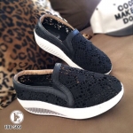 รองเท้าลูกไม้ทรง Slip On (ดำ)