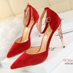 รองเท้าคัทชูส้นสูงแต่งส้นโลหะ (สีแดง)