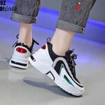 รองเท้าผ้าใบแฟชั่นแต่งสีสไตล์สปอร์ต (สีดำ)