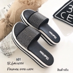 รองเท้าแตะสวมแต่งอะไหล่หมุด (สีเงิน)