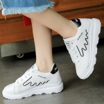 รองเท้าผ้าใบพียูทรงsportแต่งลาย (สีดำ)