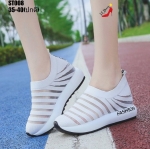 รองเท้าผ้าใบทรงสวมแต่งริ้ว (สีขาว)