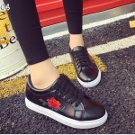 รองเท้าผ้าใบพียูลายกุหลาบ (สีดำ)