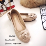 รองเท้าส้นแบนแต่งดอกคามิเลีย (สีแทน)