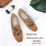 รองเท้าคัทชูส้นแบนปักลายผึ้ง (สีกากี)