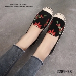 รองเท้าทรงสวมปักลาย (สีดำ)