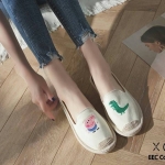 รองเท้าผ้าใบแบบสวมแต่งลายดุ๊กดิ๊ก (สีครีม)