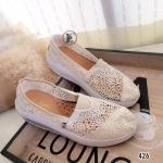 รองเท้าผ้าใบลูกไม้ถักเสริมส้น (สีครีม)