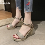 รองเท้าส้นแท่งคาดหน้เพชร (สีทอง)