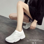 รองเท้าผ้าใบผ้ายืดทรงสวม (สีขาว)