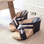 รองเท้าส้นเตารีดหน้าไข้วแต่งทอง (สีดำ)