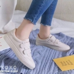 รองเท้าผ้าใบเรียบแต่งเมจิกเทป (ขาวขอบน้ำตาล)