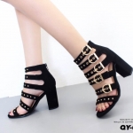 รองเท้าส้นตันแต่งเข็มขัด