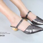 รองเท้าคัทชูส้นเตี้ยแต่งสายรัดส้น (สีเทา)