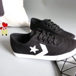 รองเท้าผ้าใบสไตล์คอนเวิร์สลายดาว (สีดำ)