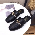 รองเท้าแตะเปิดส้นแต่งอะไหล่ V (สีดำ)