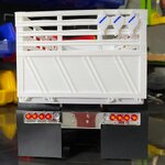 กันชนท้ายรถบรรทุกจำลอง นูน ประมาณ 1/24 พลาสติกแข็ง ติดไฟจำลอง มีรูไว้เสียบบังฝุ่น ของแต่งโมเดลรถบรรทุก รถของเล่น กันชนรถหม่ำโมเดล