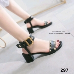 รองเท้าส้นตันแต่งอะไหล่หมุดรัดข้อ (สีดำ)