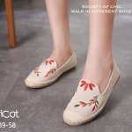 รองเท้าทรงสวมปักลาย (สีครีม)