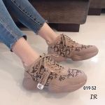 รองเท้าผ้าใบแต่งลายสไตล์ D