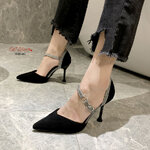 รองเท้าคัทชูแต่งสายคาดอะไหล่ (สีดำ)