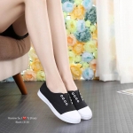 รองเท้าผ้าใบสวมไร้เชือก (สีดำ)