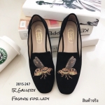 รองเท้าคัทชูส้นแบนปักลายผึ้ง (สีดำ)