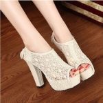 พร้อมส่ง : รองเท้าส้นสูงลูกไม้สไตล์ Lita (ครีม)