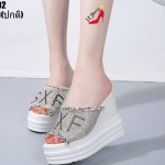 รองเท้าส้นตารีดคาดหน้าแต่งเพชร (สีขาว)