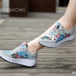 รองเท้าผ้าใบสปอร์ตลายดอกไม้พาสเทล (สีเทา)