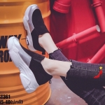 รองเท้าผ้าใบทรงสวยตัดสีเมทัลลิค (สีดำ)