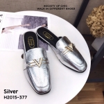 รองเท้าแตะเปิดส้นแต่งอะไหล่ V (สีเงิน)