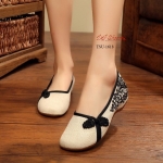 รองเท้าปักแต่งลาย (สีครีม)