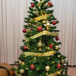 ต้นคริสต์มาส 5 ฟุต (1.5 ม.) และของตกแต่ง Classic Red & Gold