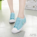 รองเท้าผ้าใบทรงคอนเวิร์สสกรีนลาย (สีฟ้าอ่อน)