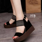 รองเท้าส้นเตารีดคาดลาย (สีดำ)